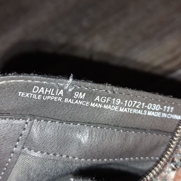 New Directions Dahlia  snakeskkin print heeled booties  ankle boots  Sz 9 - Picture 8 of 8